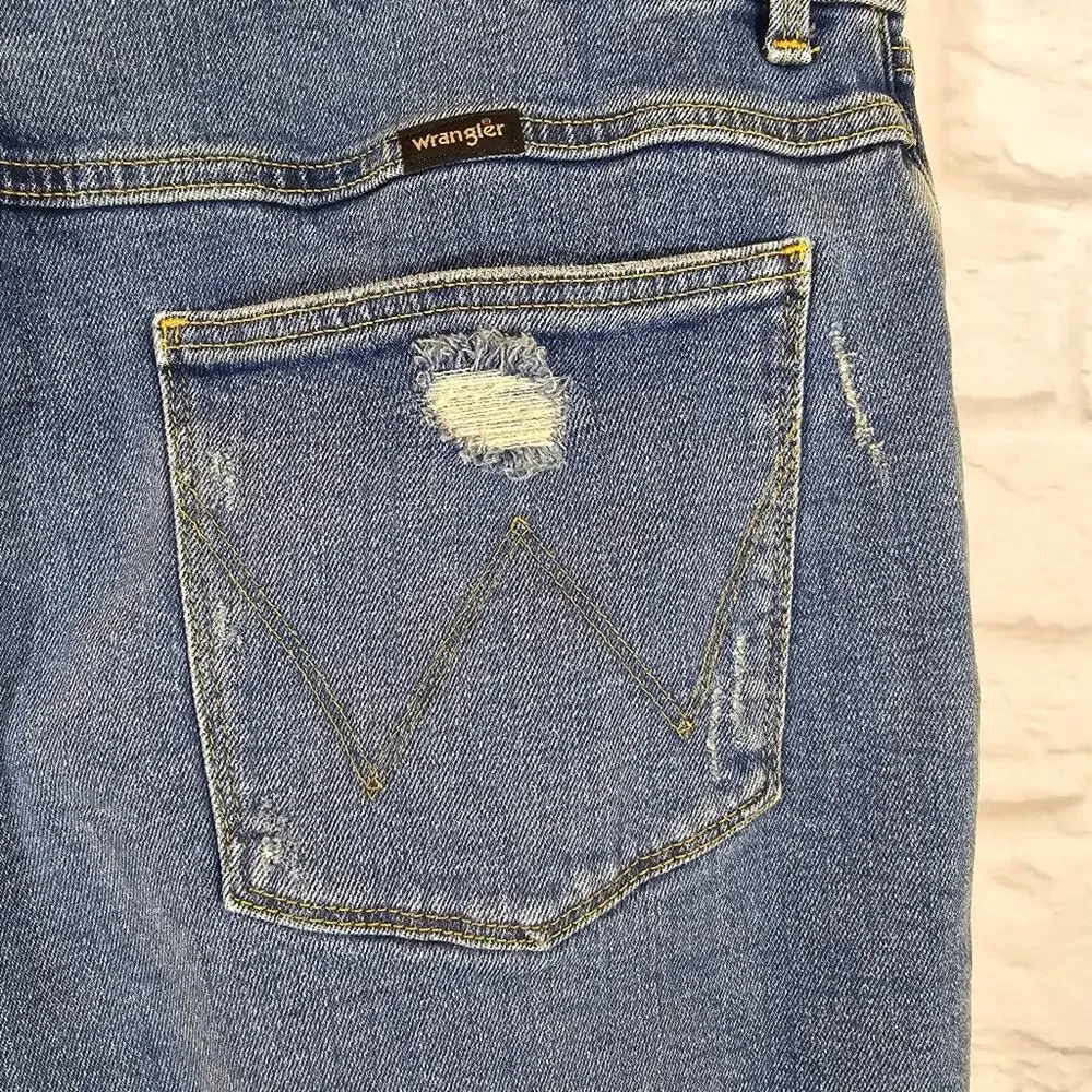Y Wrangler Women's 4" Frayed Jean Shorts Destroyed Sky Light Blue NWT Size 14 32 - Picture 8 of 11